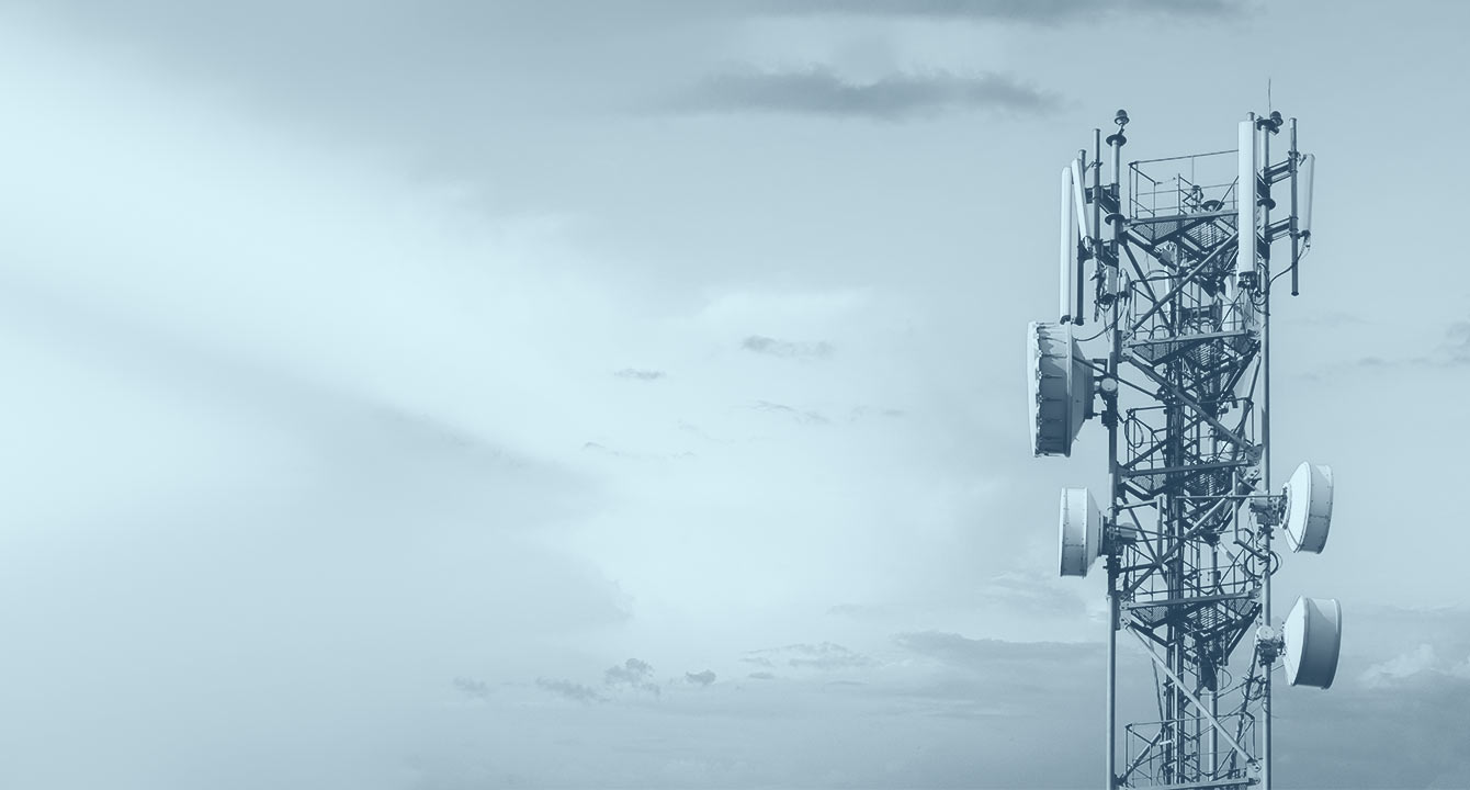 Mast mit Himmel im Hintergrund