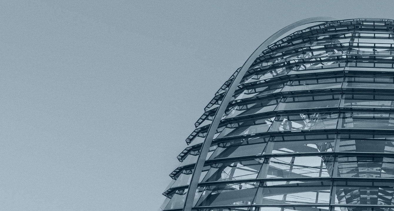 Reichstagskuppel Regierungsgebäude in Berlin in Schwarz-Weiß