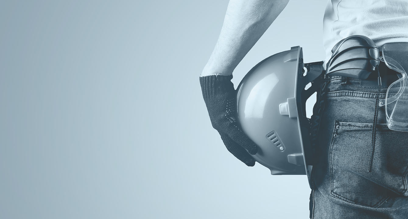Arbeiter in der Rückenansicht mit Helm und Handschuhen